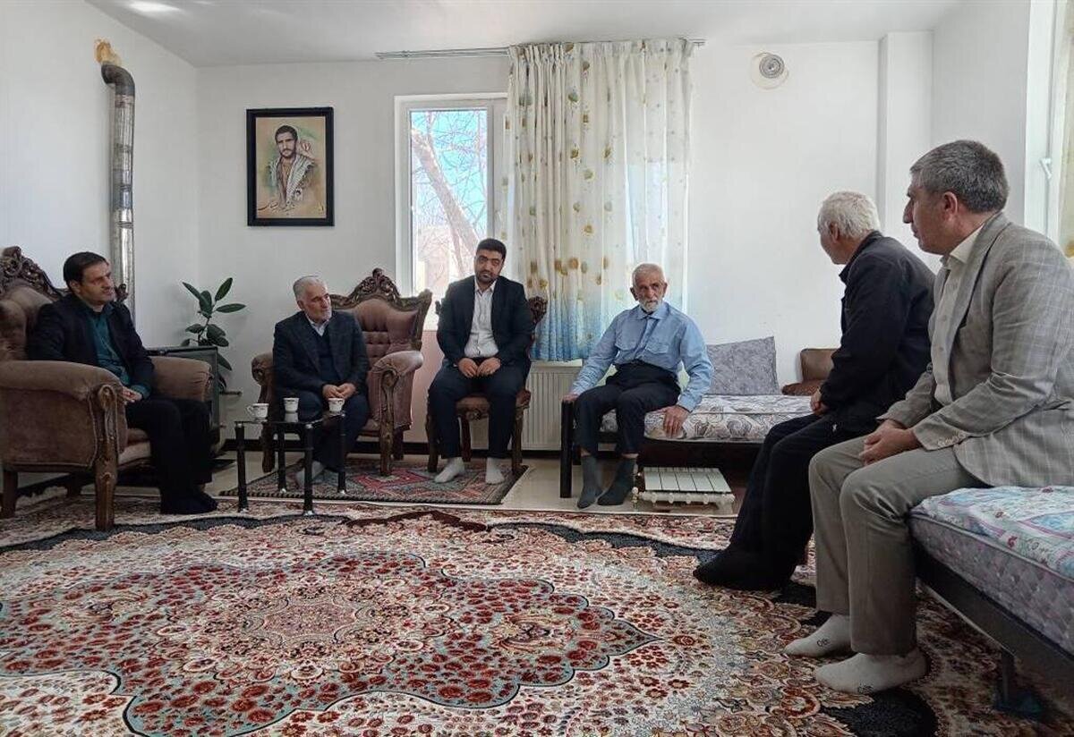 دیدار رئیس سازمان زندان‌ها با خانواده شهید محمود لاچینانی در شهرستان فریدون‌شهر