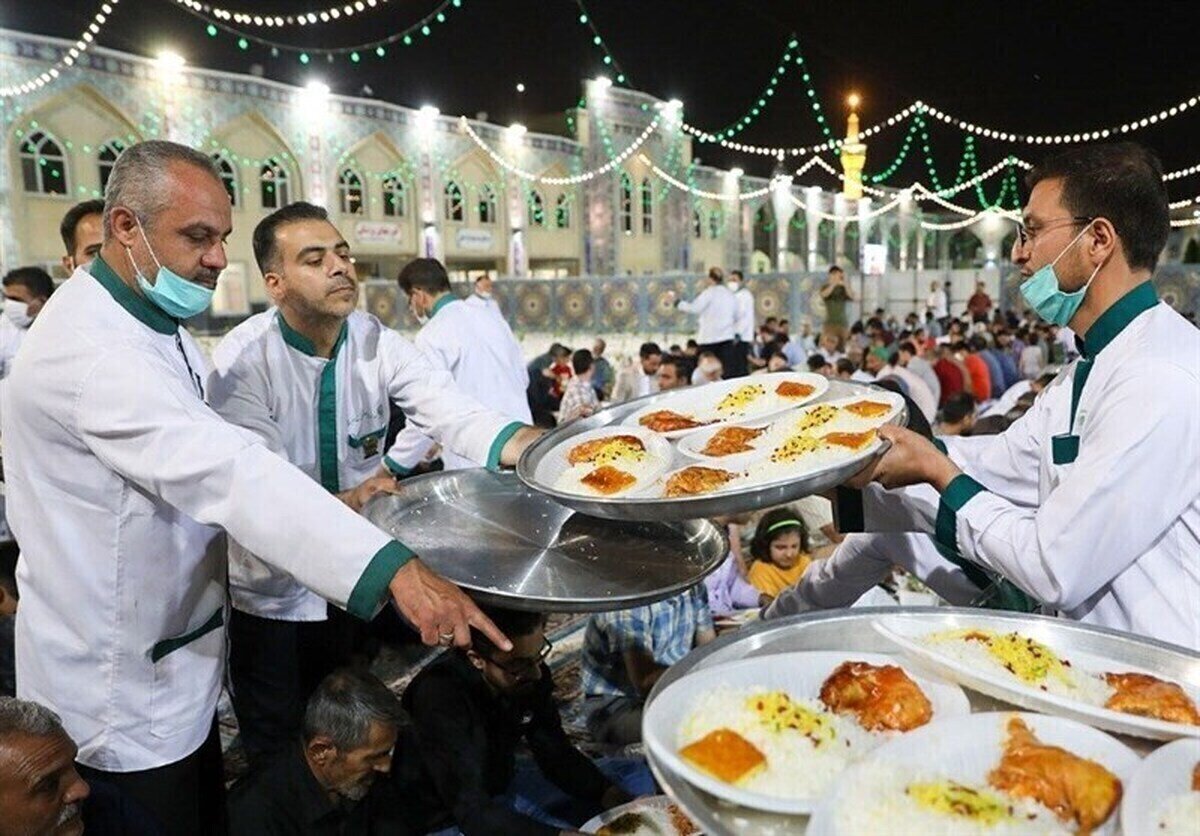 توزیع روزانه ۳ هزار پرس غذای گرم افطاری در تبرک‌خانه‌های حرم رضوی