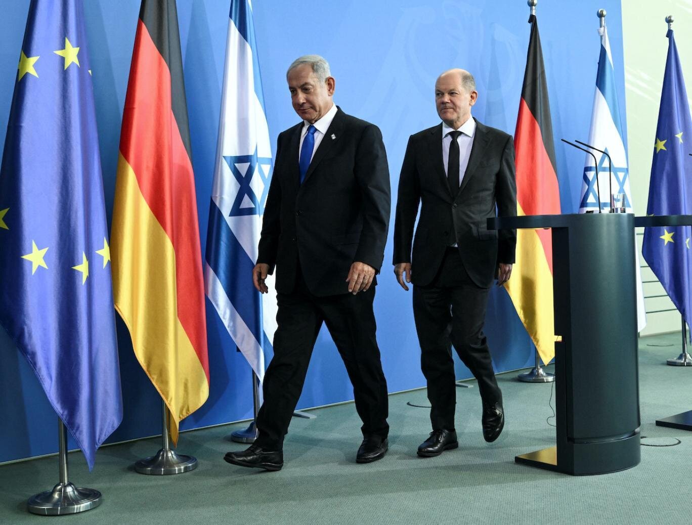 سیرک مونیخ؛ کارگردان: پسر شاه فراری ایران؛ تهیهکننده: دولت آلمان