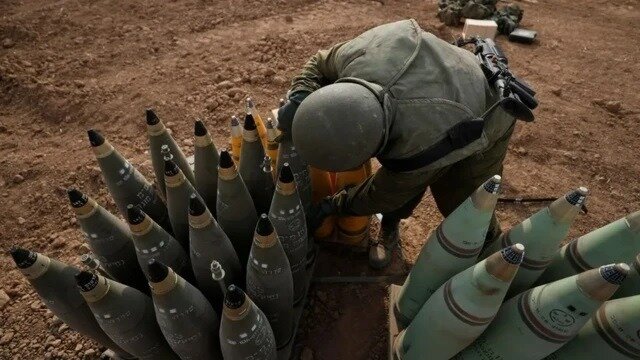 سیرک مونیخ؛ کارگردان: پسر شاه فراری ایران؛ تهیهکننده: دولت آلمان