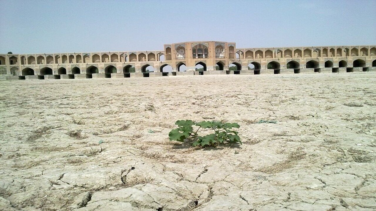 نماینده کشاورزان شرق اصفهان درباره پیامدهای خشکی زاینده‌رود هشدار داد