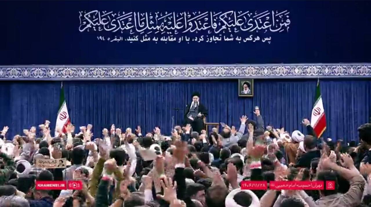 کتیبهٔ نصب‌شده در محل دیدار امروز رهبر انقلاب: هرکس به شما تجاوز کرد، با او مقابله‌به‌مثل کنید