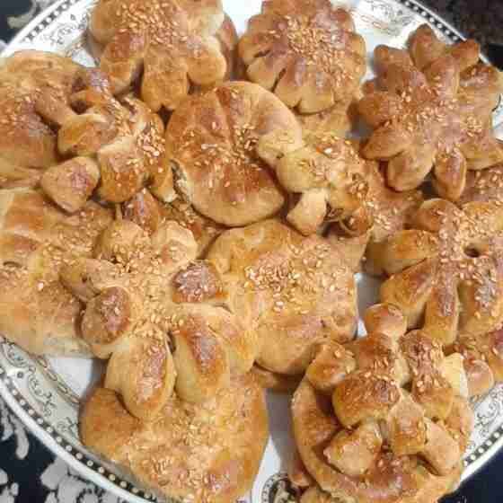 سلام حلول ماه 🌙مبارک رمضان رو به همگی تبریک میگم کلوچه خرمایی واسه سحری امشب باشیروچای البته به استقبال  رمضان رفتیم