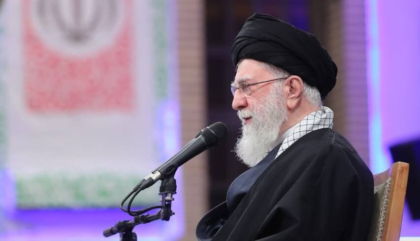 رهبر انقلاب: ملت ایران با افراد فاسدی که امروز در آمریکا بر سر کارند بیعت نخواهد کرد