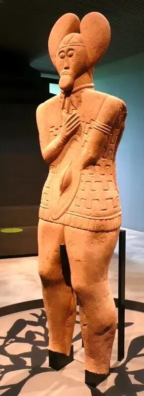 تندیس باستانی یک فرمانروا با تاجی شبیه «گوش‌های میکی‌ماوس» | عکس