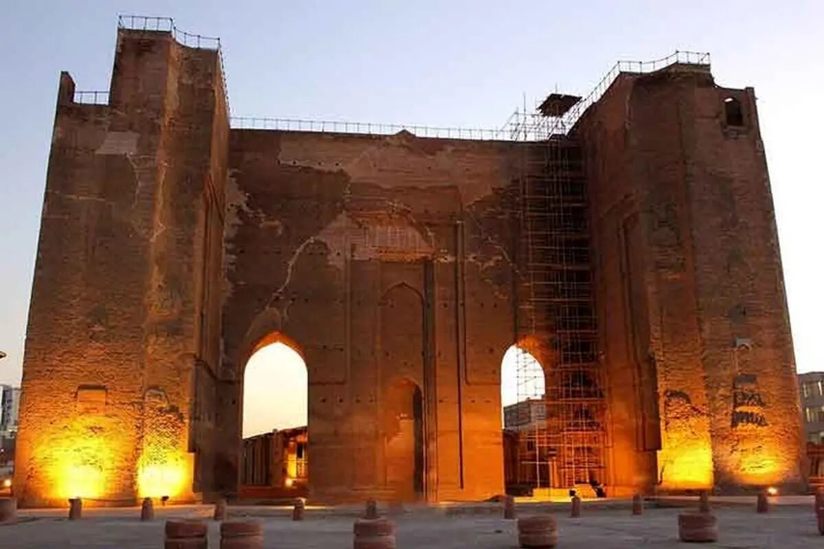 ارگ تاریخی تبریز هم‌زمان با سایر بناهای تاریخی استان پذیرای گردشگران است/ افزایش ساعات بازدید در ایام پیک سفر