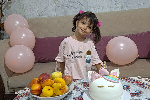 رد خون کنار گل‌سر صورتی «ملینا»