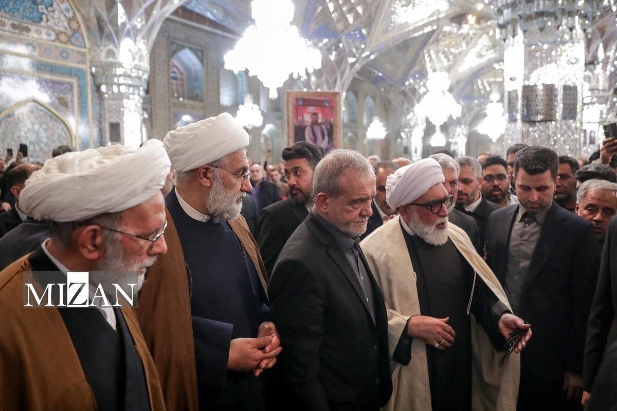 حضور پزشکیان در مراسم چهلم جان‌باختگان حوادث دی‌ماه در حرم مطهر رضوی