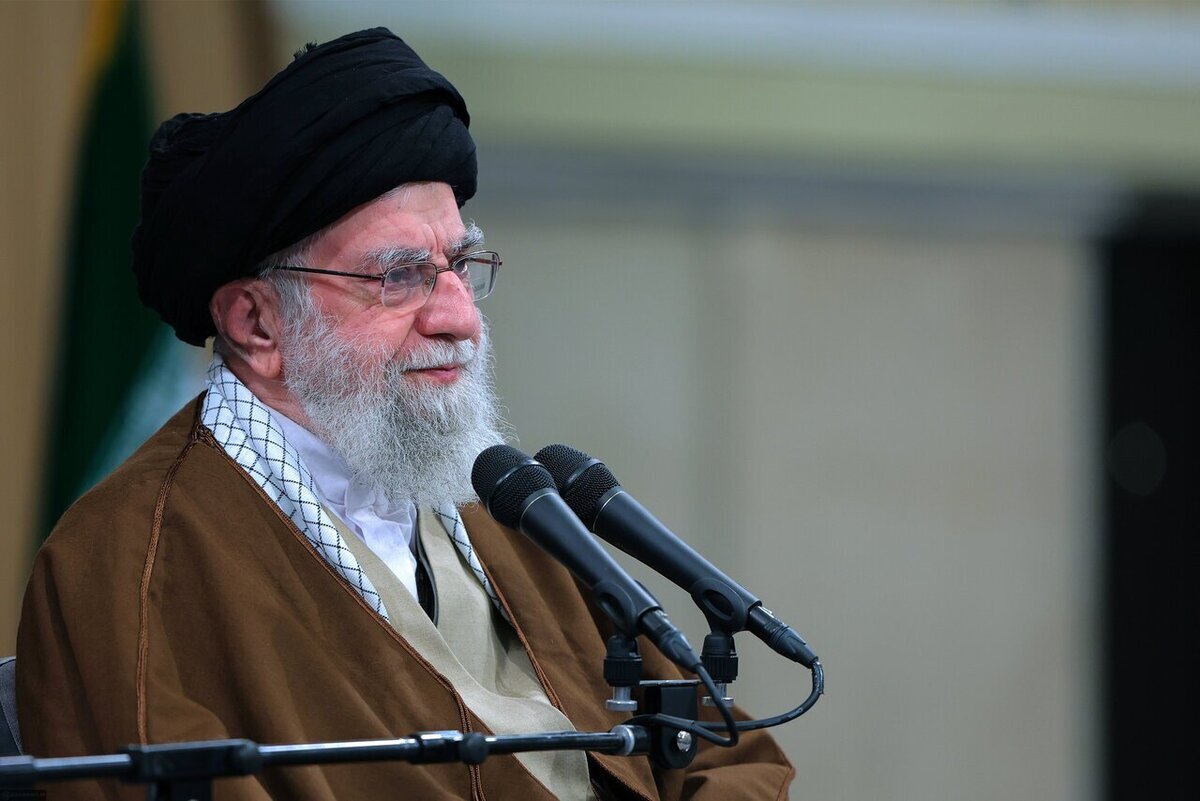 رهبر انقلاب: جمهوری اسلامی یعنی یک ملت زنده، جمهوری اسلامی یک حکومت جدا از مردم نیست، جمهوری اسلامی عبارت است از ملّت ایران + فیلم