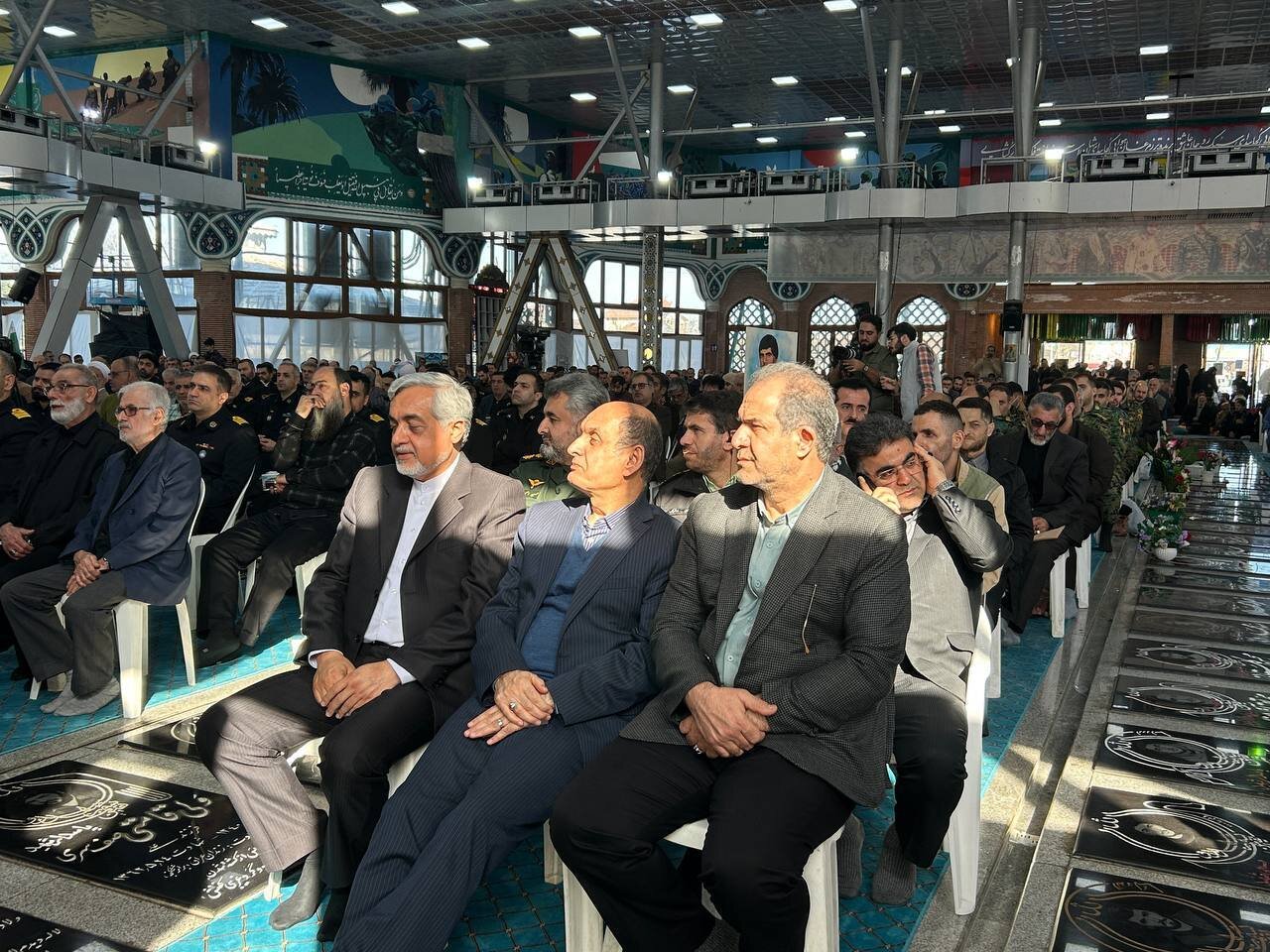 چهل روز از جنایت اغتشاشگران گذشت/ برگزاری چهلم شهدای امنیت و سلامت در گلزار شهدای رشت با حضور گسترده مردم+فیلم