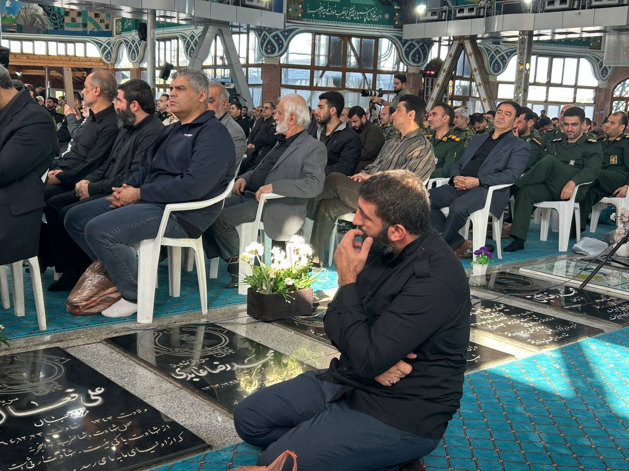 چهل روز از جنایت اغتشاشگران گذشت/ برگزاری چهلم شهدای امنیت و سلامت در گلزار شهدای رشت با حضور گسترده مردم+فیلم