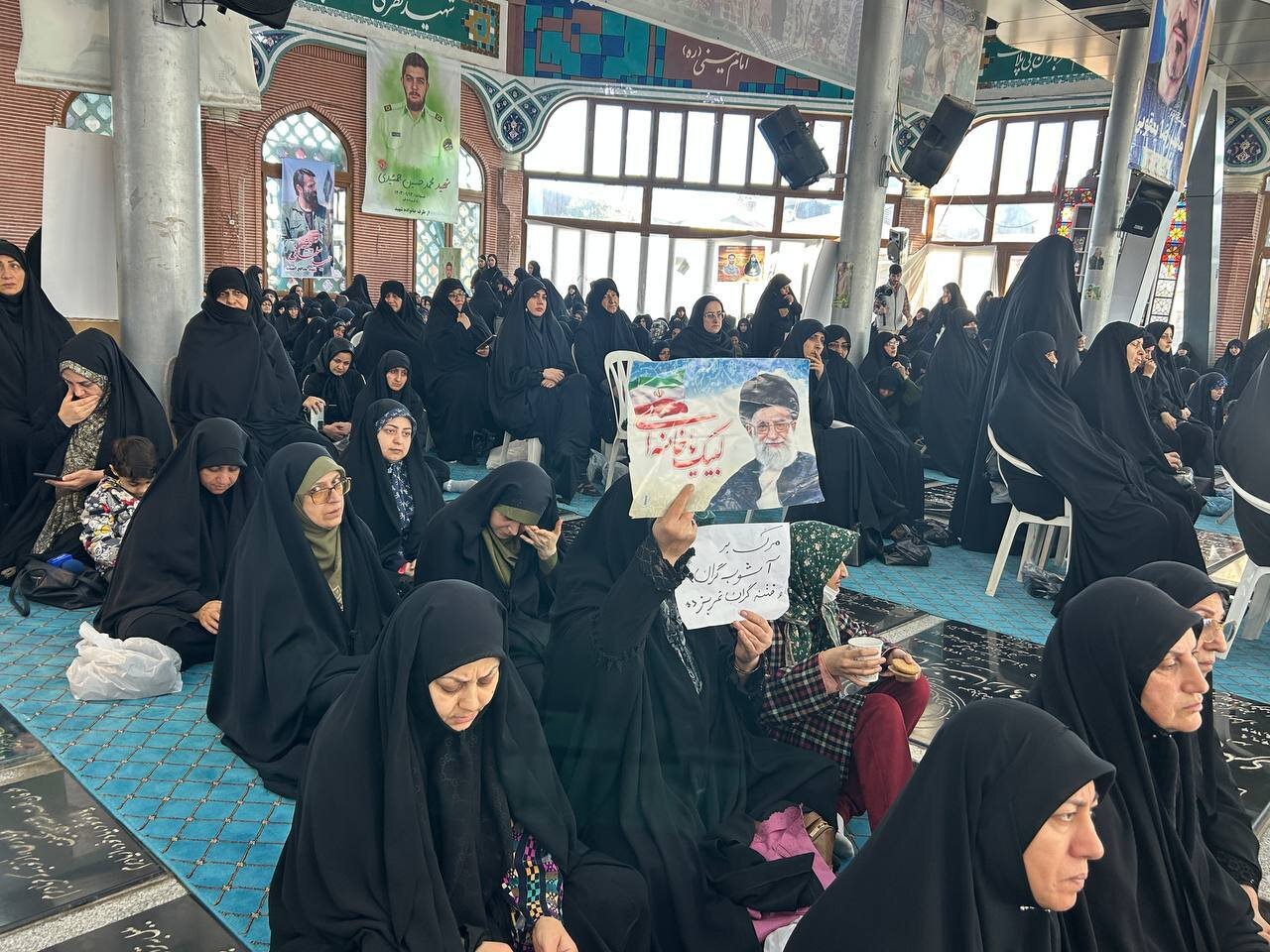 چهل روز از جنایت اغتشاشگران گذشت/ برگزاری چهلم شهدای امنیت و سلامت در گلزار شهدای رشت با حضور گسترده مردم+فیلم