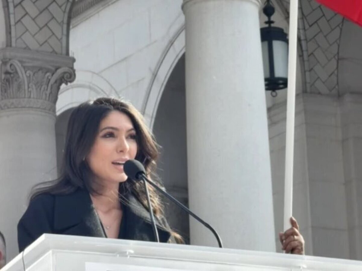 سخنرانی دختر رضا پهلوی به انگلیسی برای فارسی‌زبانان! / چرا شاهدخت ایران نمی‌تواند فارسی حرف بزند؟! + فیلم