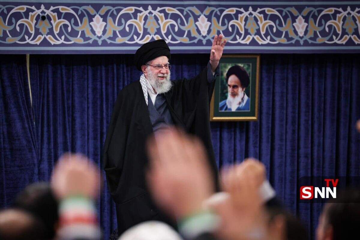 کتیبه نصب شده در دیدار صبح امروز رهبر انقلاب با مردم آذربایجان شرقی؛ دکترین «مقابله به مثل» در برابر تجاوز  + متن، ترجمه و شأن نزول آیه