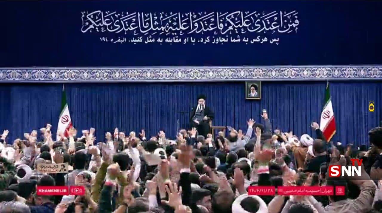 کتیبه نصب شده در دیدار صبح امروز رهبر انقلاب با مردم آذربایجان شرقی؛ دکترین «مقابله به مثل» در برابر تجاوز  + متن، ترجمه و شأن نزول آیه