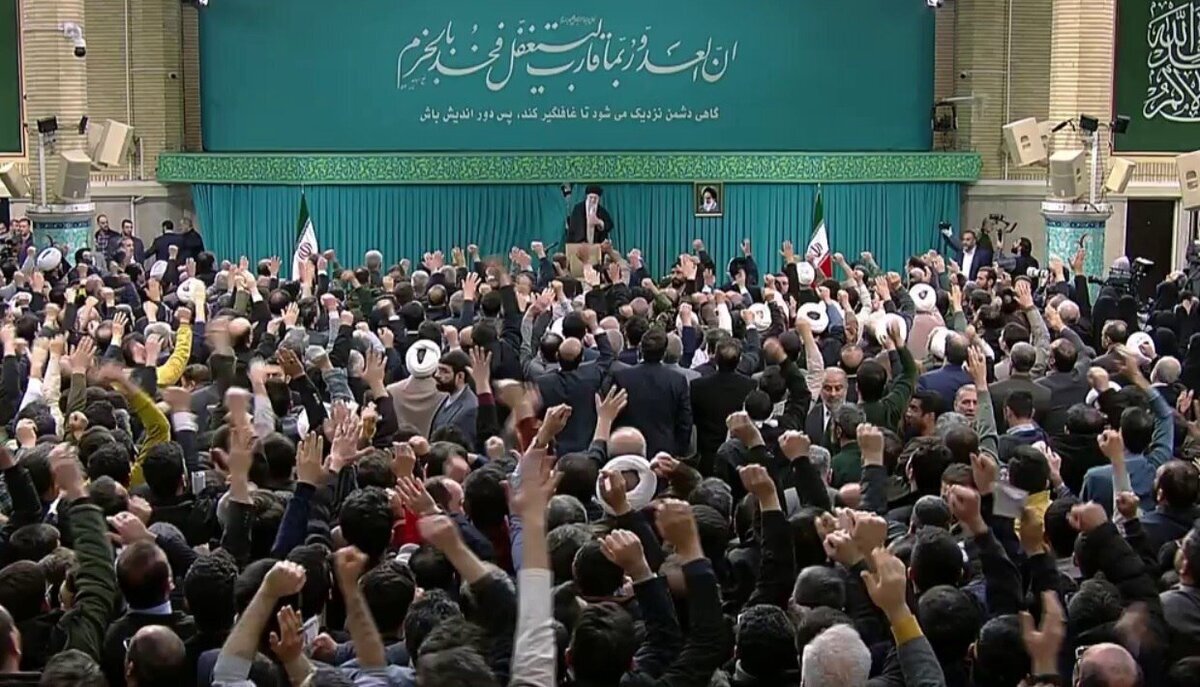 لحظه ورود رهبر معظم انقلاب به دیدار مردم آذربایجان شرقی در حسینیه امام خمینی(ره) + فیلم