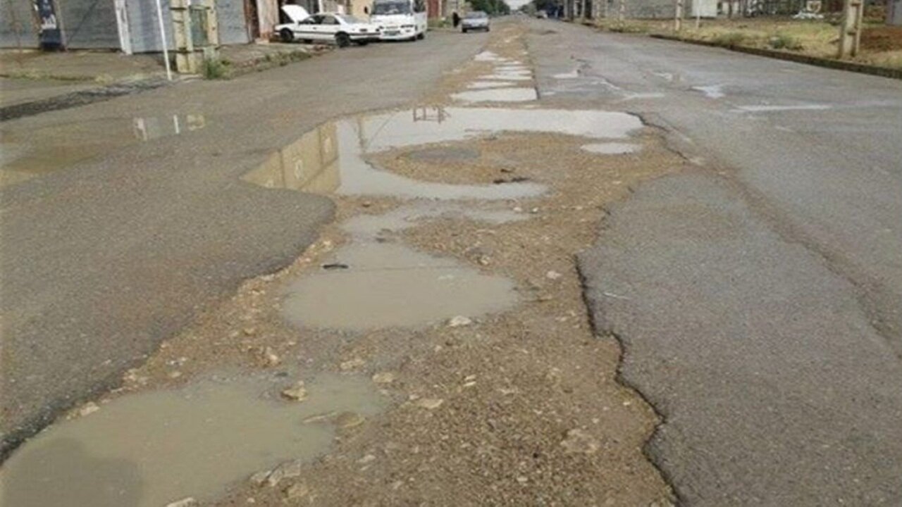 نگاهی به وضعیت نامناسب آسفالت هنگام بارندگی در برخی معابر بابل