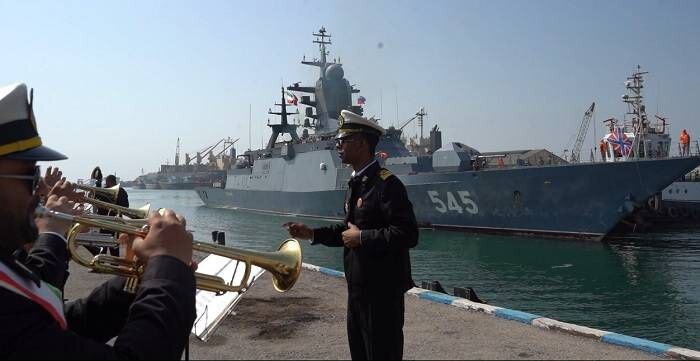 پهلوگیری ناو بالگردبر استویسکی روسیه در بندرعباس؛ فرمانده منطقه یکم نیروی دریایی ارتش به بازدید رفت