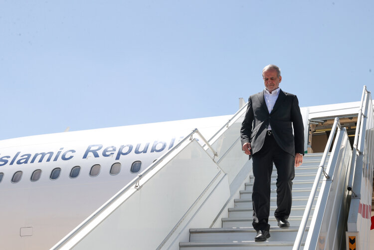 نوزدهمین سفر استانی دولت؛ پزشکیان وارد استان لرستان شد