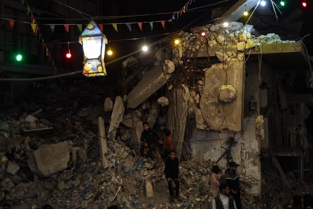 ریسه‌های نور بر پیکر زخمی شهر؛ وقتی غزه آوارها را به میهمانی خدا می‌برد + فیلم و عکس