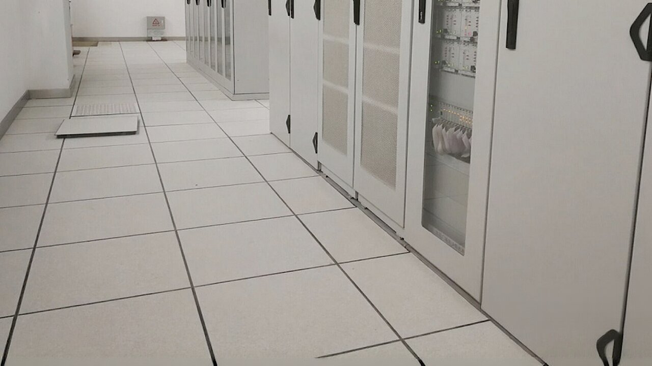 کف کاذب با روکش HPL چیست؟ انتخابی شیک و مقاوم برای دفتر و فضای تجاری