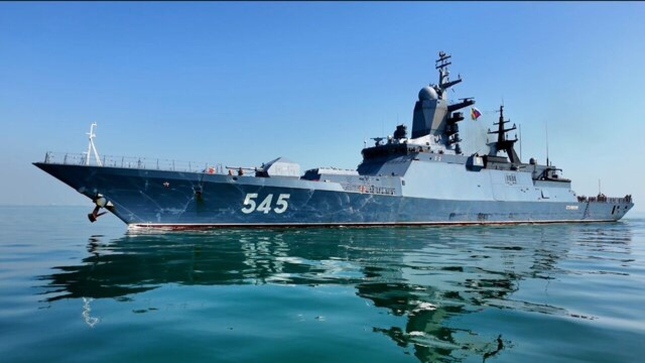 پهلوگیری ناو بالگردبر استویسکی روسیه در منطقه یکم‌امامت نداجا