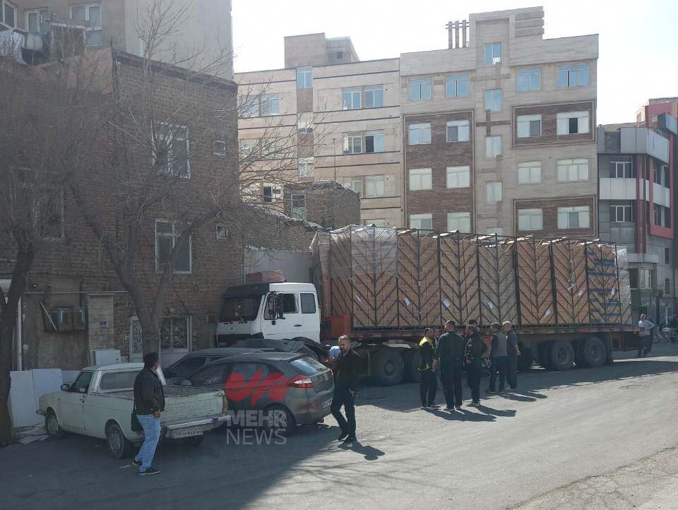تصادف یک تریلی با دیوار خانه و خودروهای پارک شده