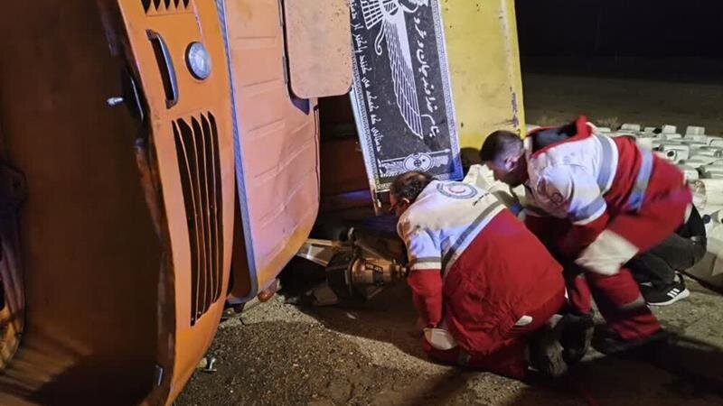 واژگونی کامیون در جاده قم به گرمسار، جان یک نفر را گرفت