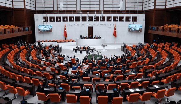 پارلمان ترکیه یک گام به صلح با پ.ک.ک نزدیک‌تر شد