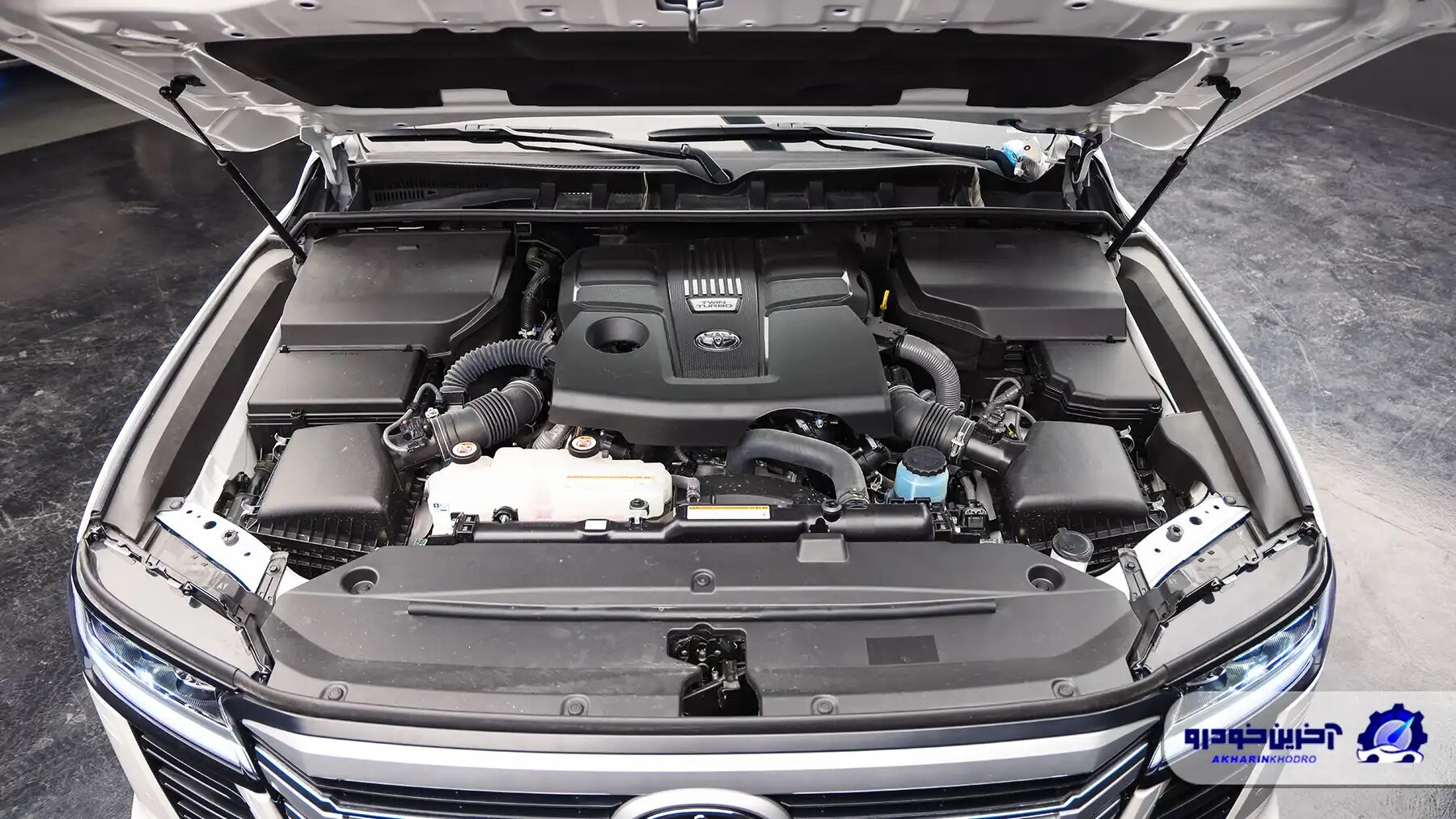 حضرت در لباس نو ؛ نگاهی به لندکروزر اتاق ۳۰۰ فول با مدل ۲۰۲۵