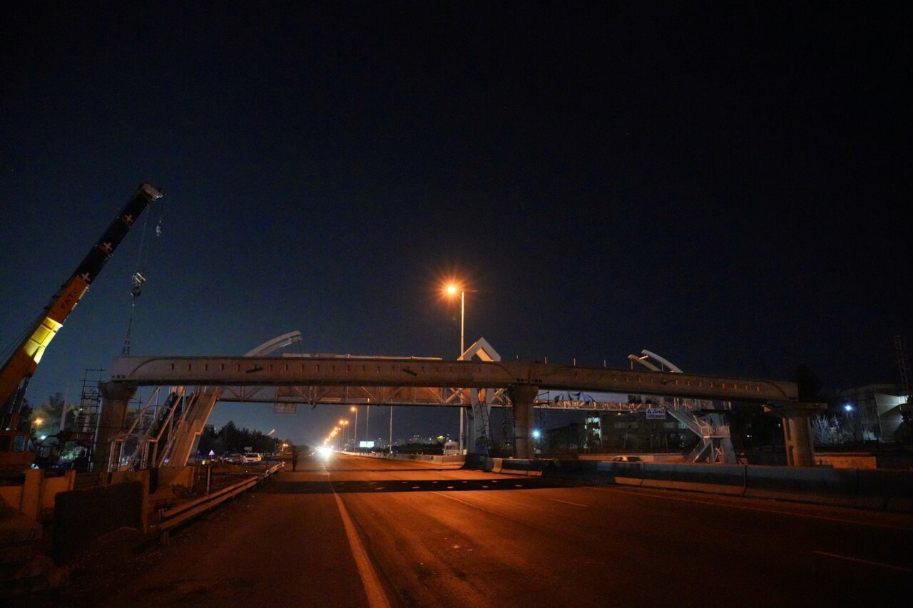 انسداد آزادراه برای ساخت پل عابر+ تصاویر