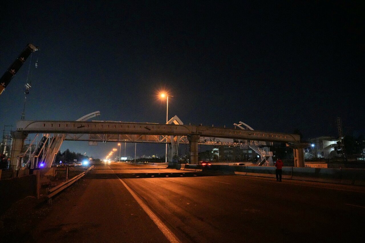 انسداد آزادراه برای ساخت پل عابر+ تصاویر