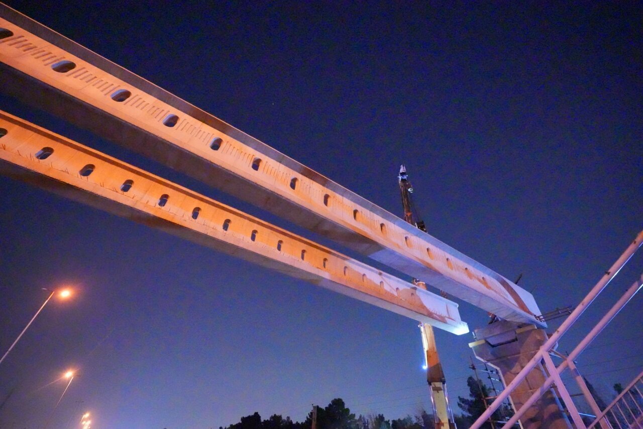 انسداد آزادراه برای ساخت پل عابر+ تصاویر