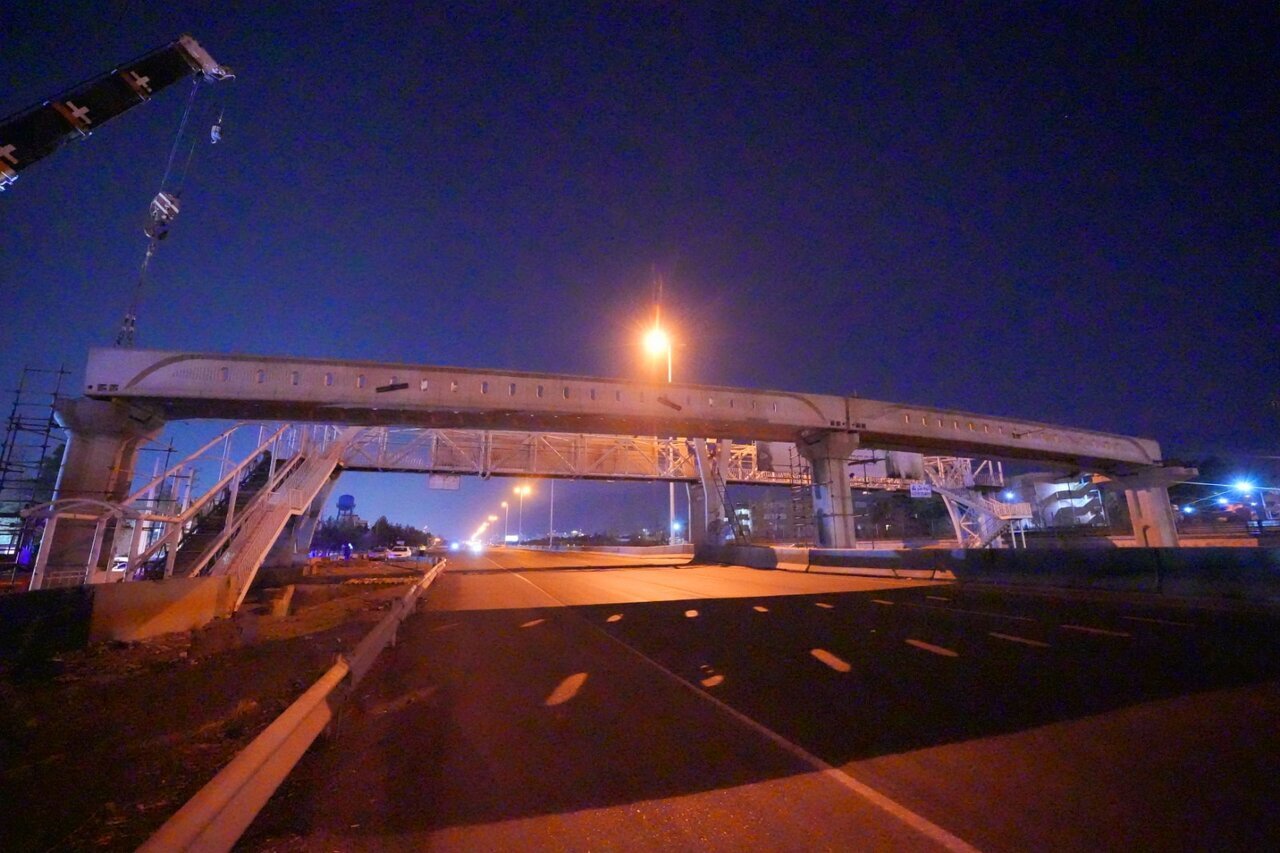 انسداد آزادراه برای ساخت پل عابر+ تصاویر