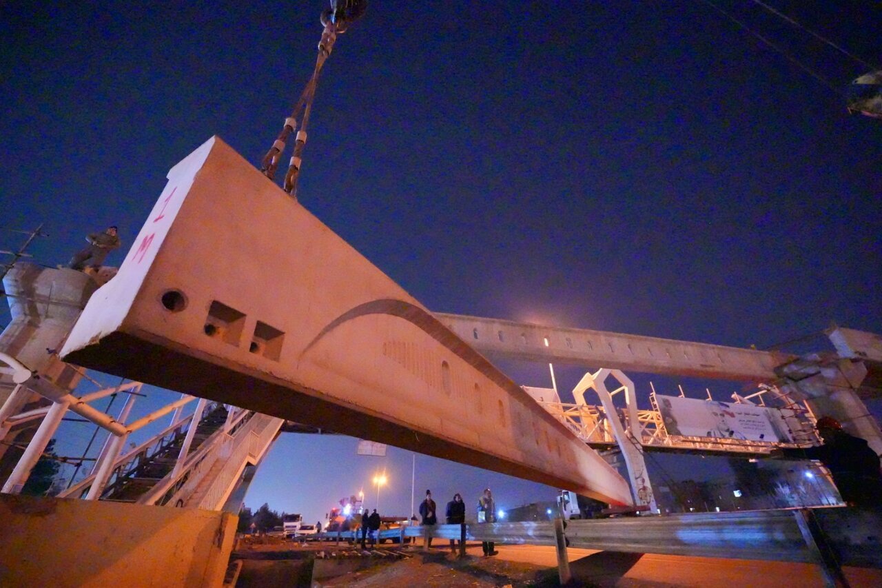 انسداد آزادراه برای ساخت پل عابر+ تصاویر