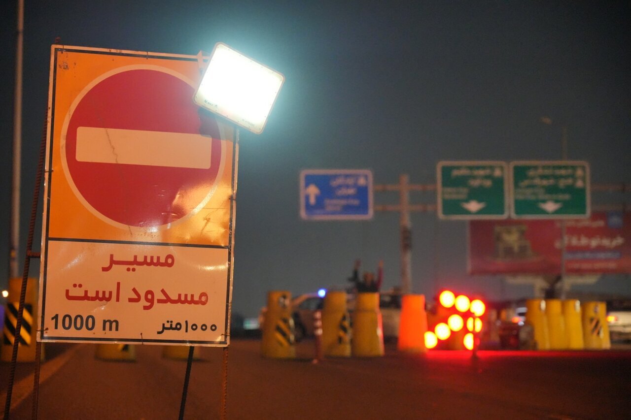 انسداد آزادراه برای ساخت پل عابر+ تصاویر