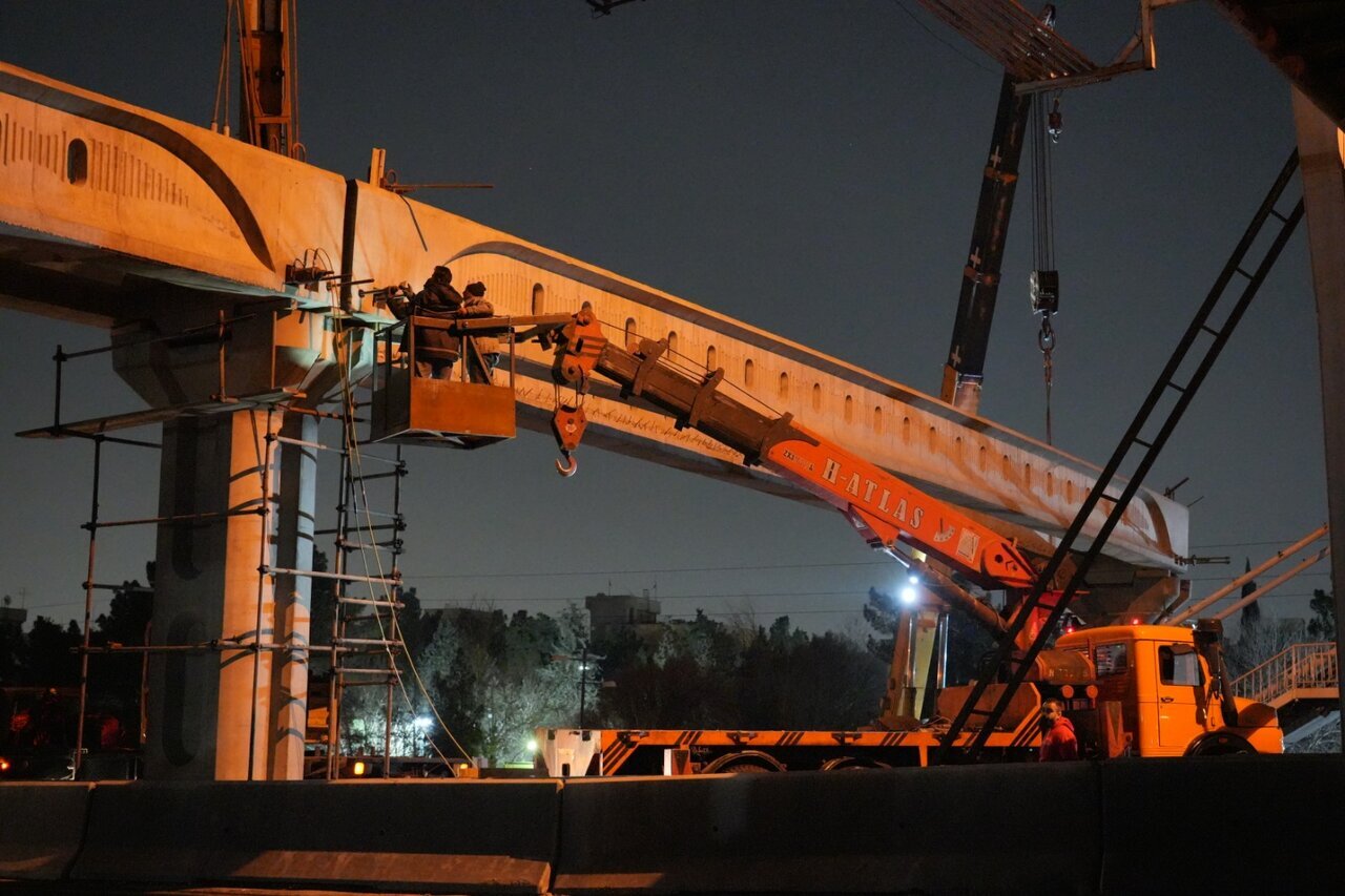 انسداد آزادراه برای ساخت پل عابر+ تصاویر