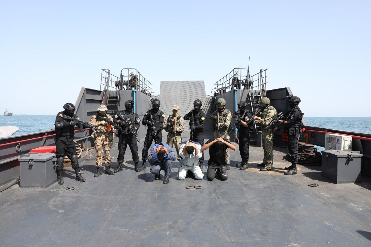 آزادسازی کشتی توسط نظامیان ایران و روس + عکس | ناو بالگرد بر «استویسکی» بدرقه شد؛ پایان نمایش معنادار نظامی در خلیج فارس