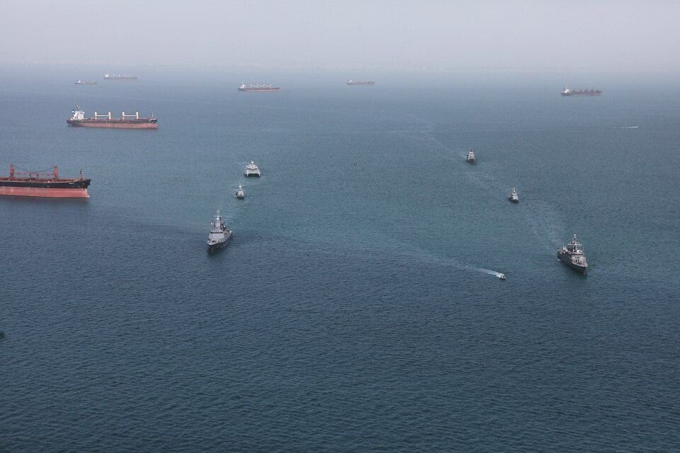 آزادسازی کشتی توسط نظامیان ایران و روس + عکس | ناو بالگرد بر «استویسکی» بدرقه شد؛ پایان نمایش معنادار نظامی در خلیج فارس