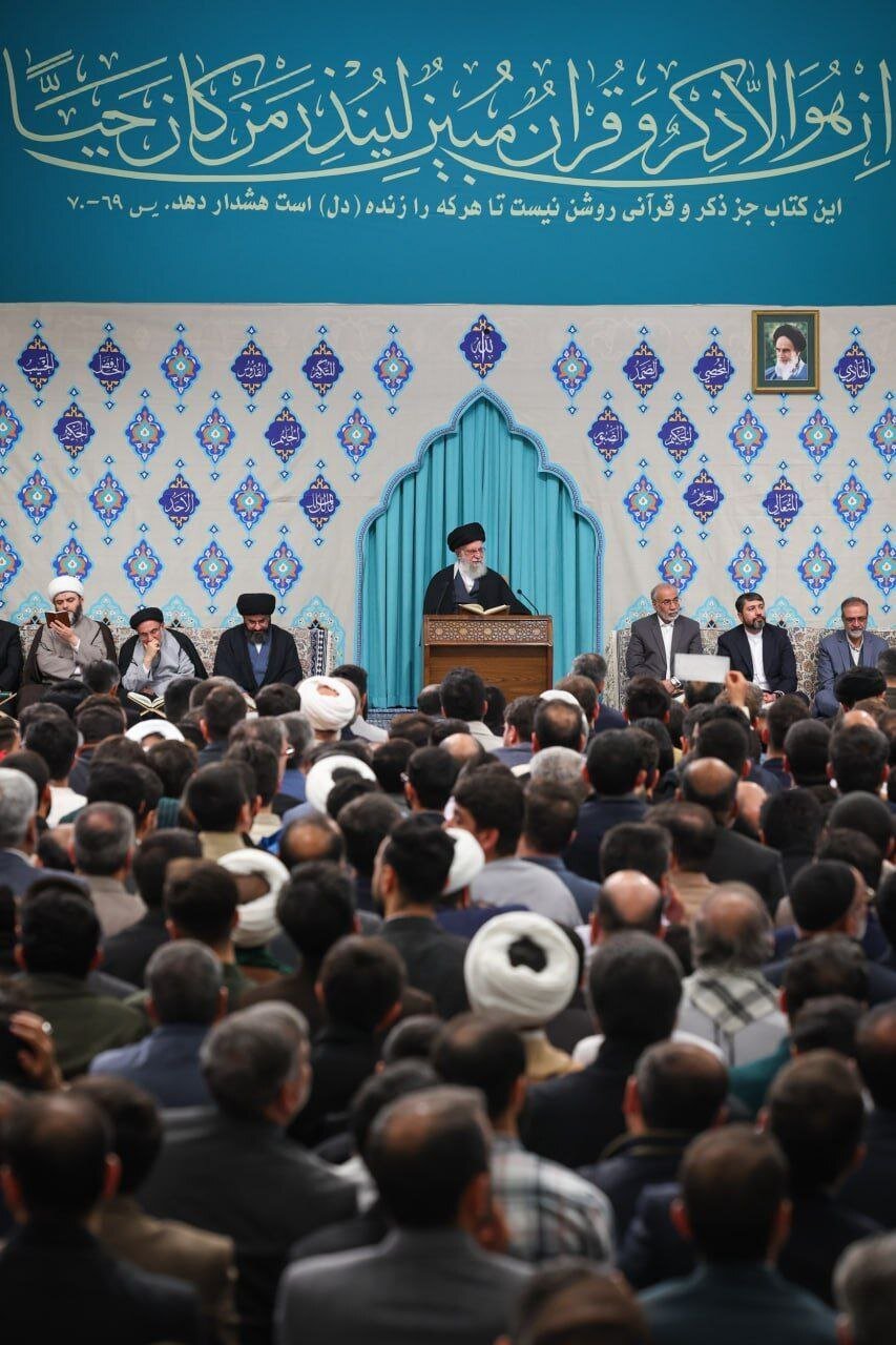تصاویری از حضرت آیت‌الله خامنه‌ای در محفل انس با قرآن کریم همزمان با روز اول ماه رمضان