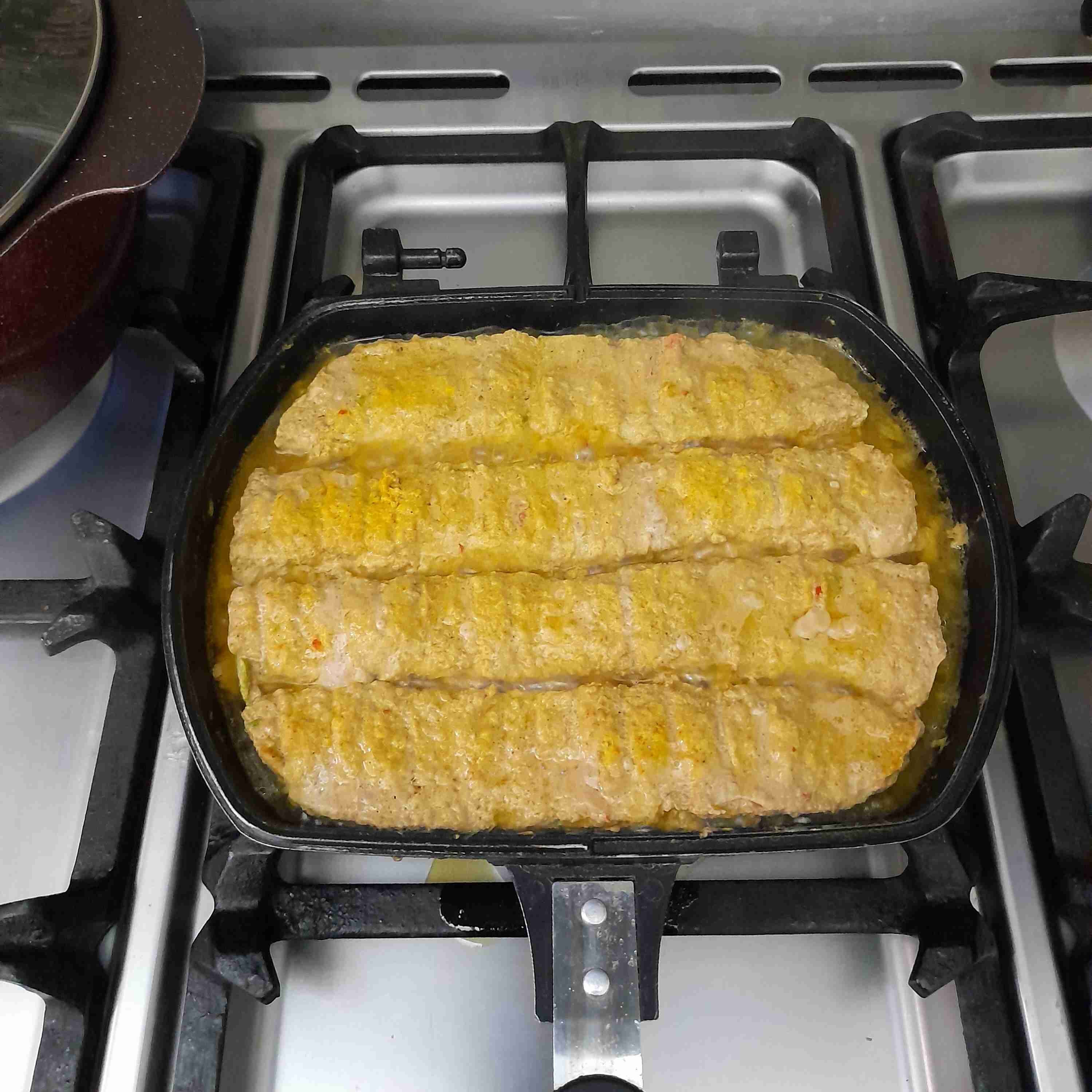 کباب تابه ای مرغ در حال پختن جاتون سبز
