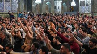 ببینید| طنین مناجات محمود کریمی در رواق رضوی؛ از خاک خراسان تا غیرت ایران علی (ع) + آلبوم تصاویر شب دوم