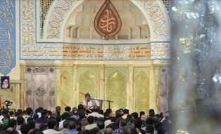 ببینید| طنین مناجات محمود کریمی در رواق رضوی؛ از خاک خراسان تا غیرت ایران علی (ع) + آلبوم تصاویر شب دوم