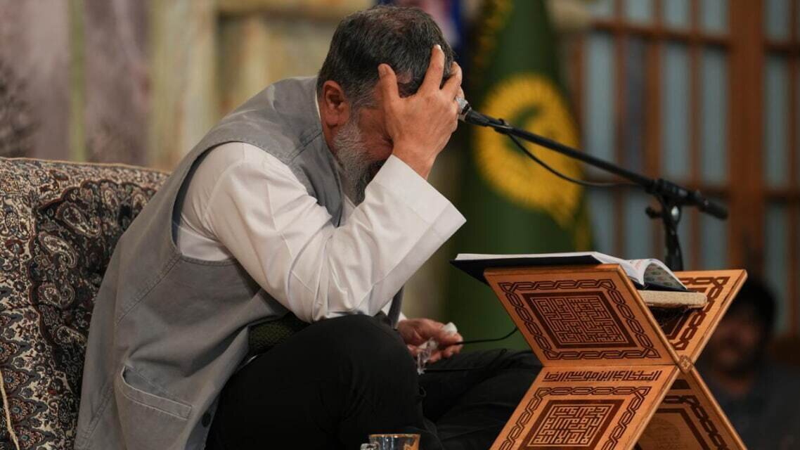 ببینید| طنین مناجات محمود کریمی در رواق رضوی؛ از خاک خراسان تا غیرت ایران علی (ع) + آلبوم تصاویر شب دوم