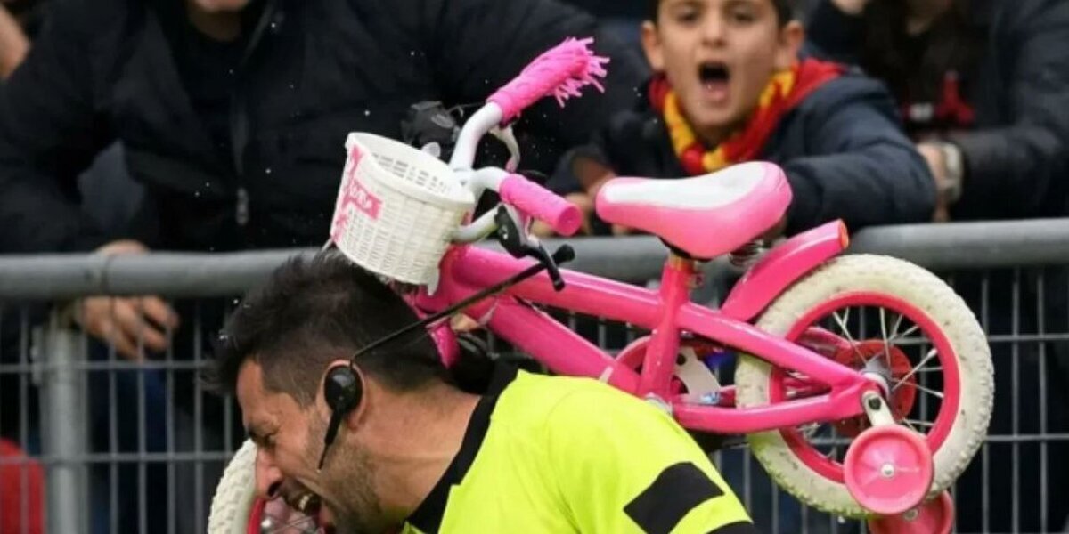 حادثه شوکه‌کننده در لیگ آماتور ترکیه/ کمک‌داور با دوچرخه مصدوم شد