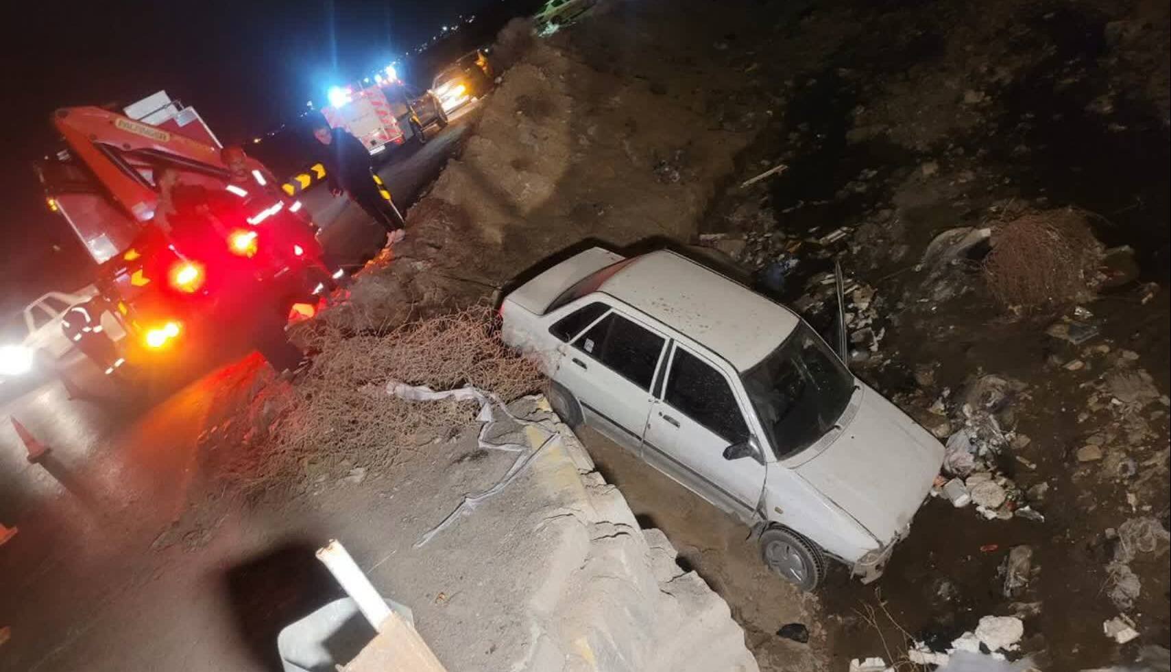 نجات یک خانواده چهارنفره از داخل کال در انتهای بلوار توس