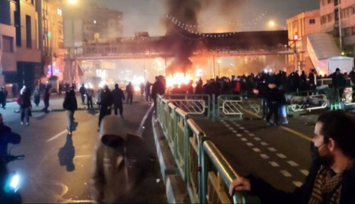 سرمقاله وطن امروز/ ریشههای کودتای تروریستی ۱۸ دی