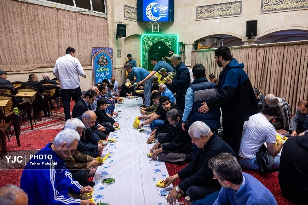حال و هوای اولین افطاری ماه رمضان ۱۴۰۴ در مسجدالرضا