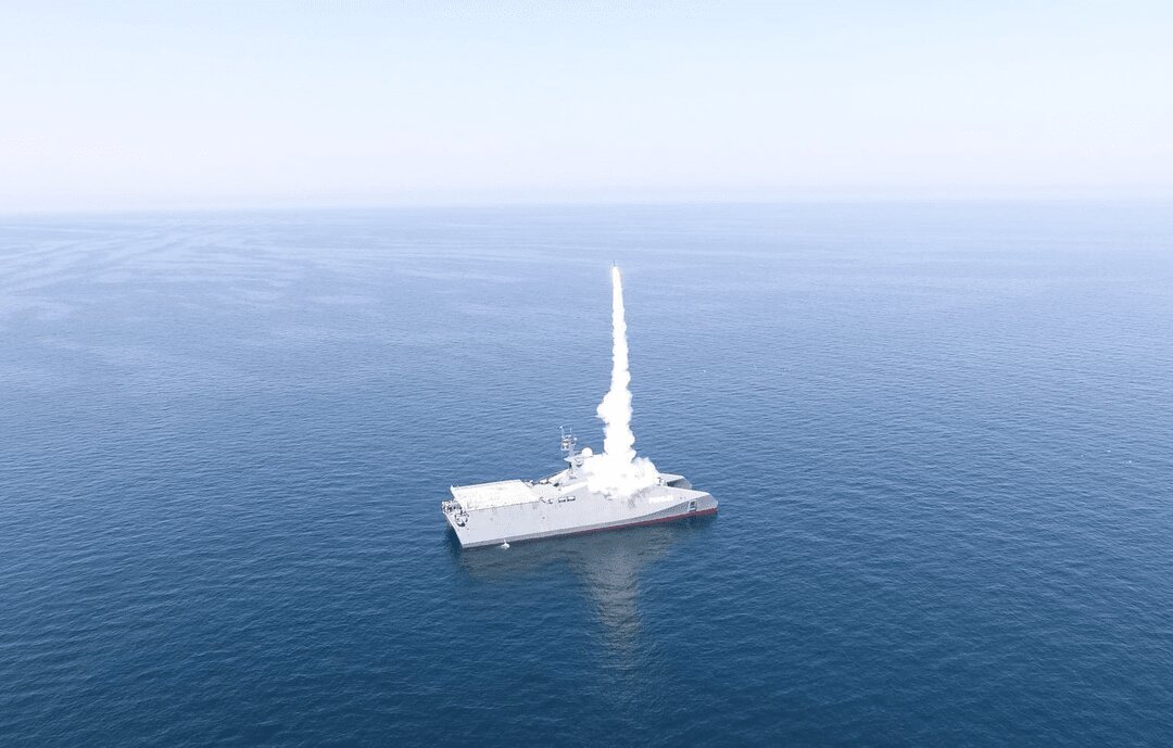 چرا آمریکایی ها باید از موشک تازه ایرانی بترسند؟ | این موشک معادلات در تنگه هرمز را تغییر می دهد