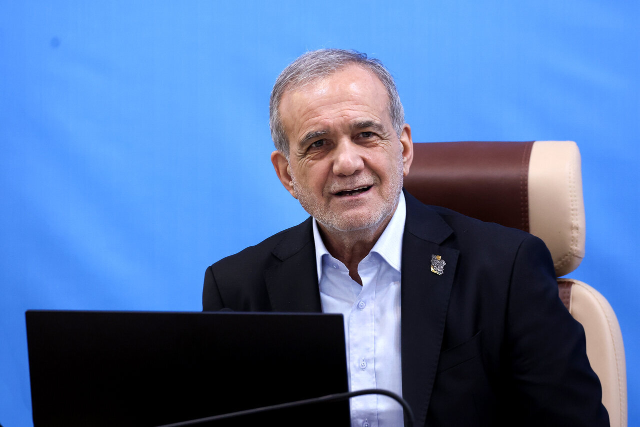 پزشکیان: در مقابل مشکلات و زورگویی‌ها تسلیم نخواهیم شد